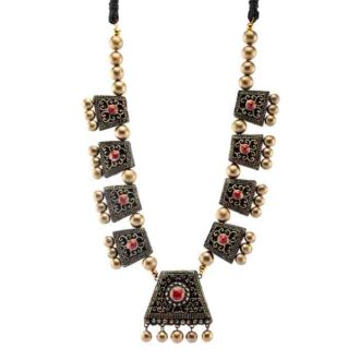 Stunning necklace design with red accents to make an impression